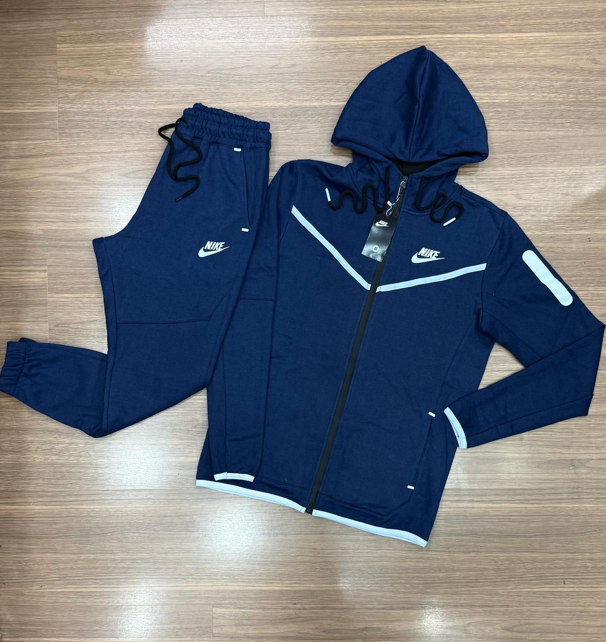 Conjunto Nike Sportswear Tech Fleece