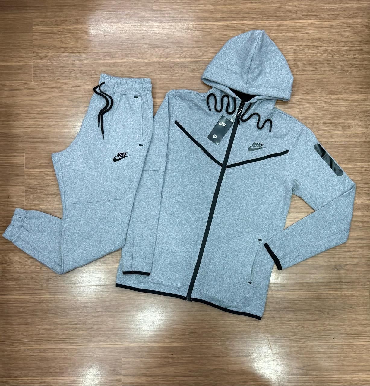 Conjunto Nike Sportswear Tech Fleece
